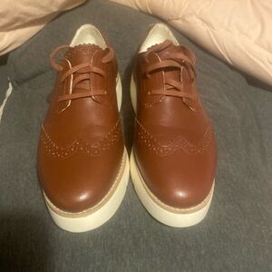 Cole Hahn  tan colored leather ultra lightweight platform shoes, size 7